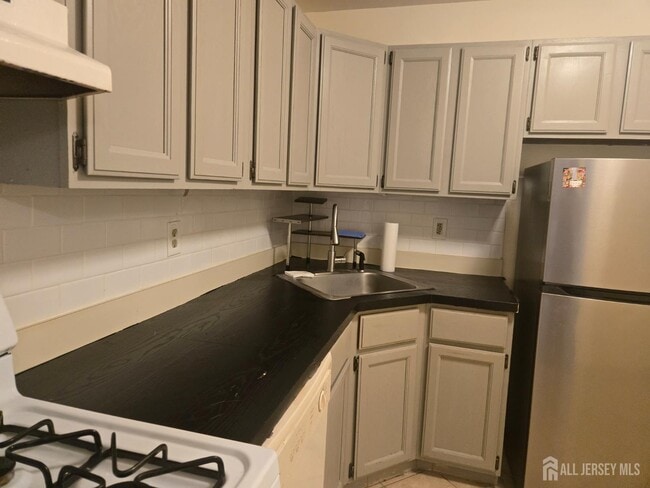Building Photo - 143 College Dr