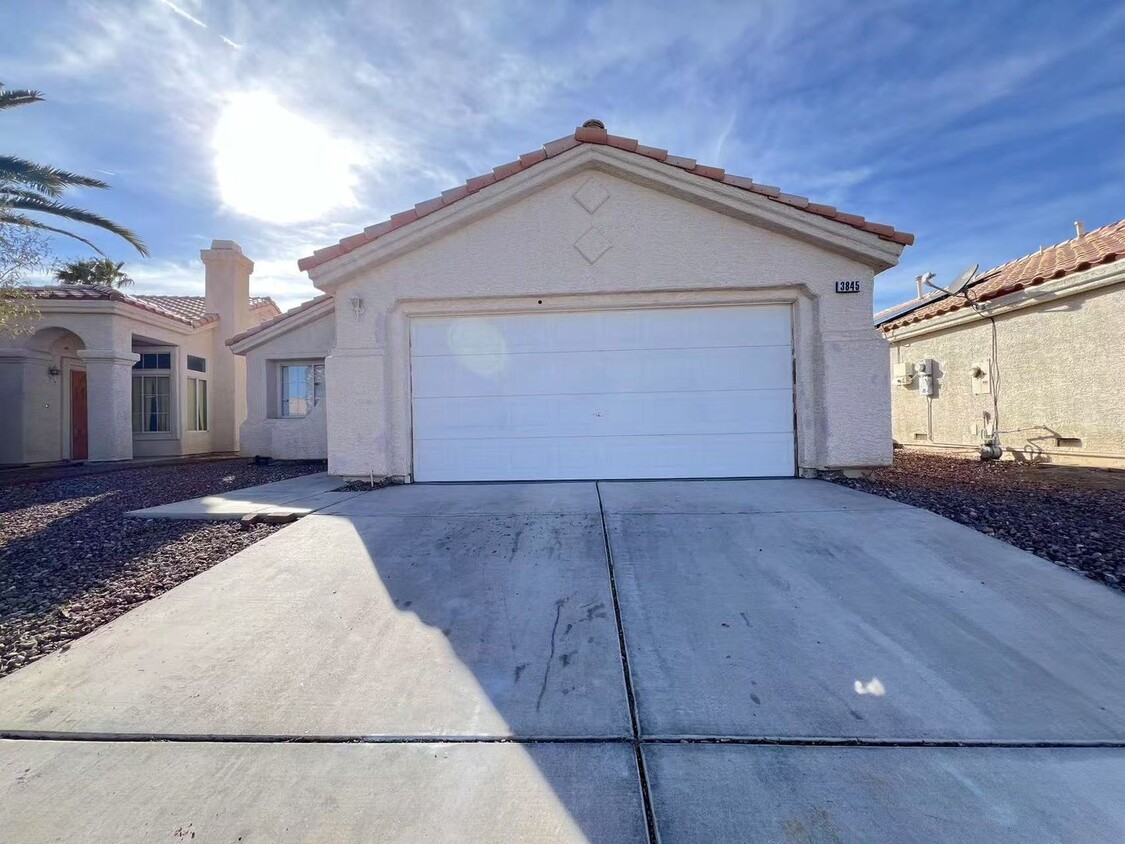 Primary Photo - cozy one-story, single-family house