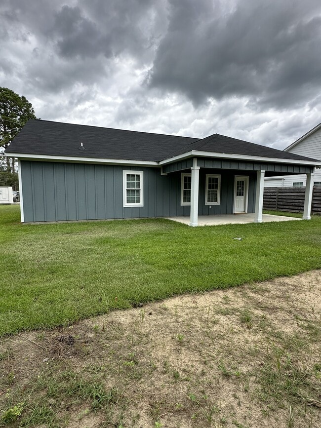 Building Photo - 609 40 th St E