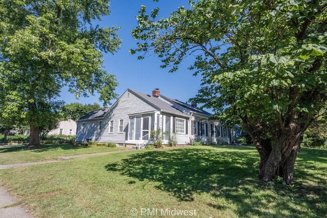 Building Photo - Charming 2 Bed, 1 Bath Duplex with House-L...
