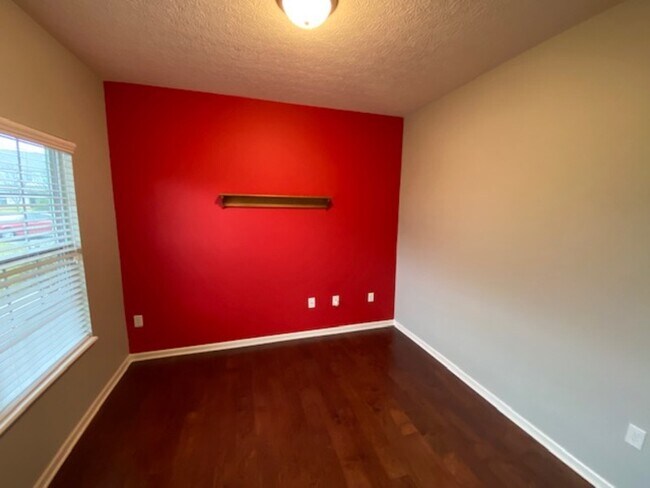 Foto del edificio - 481 Redwood Ln