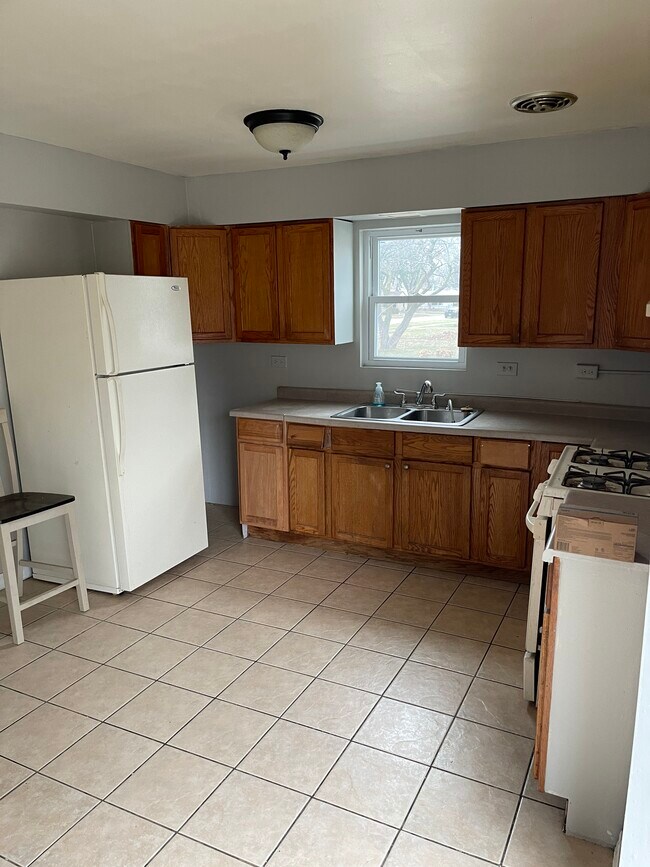 Building Photo - 16901 Orchard Ridge Ave