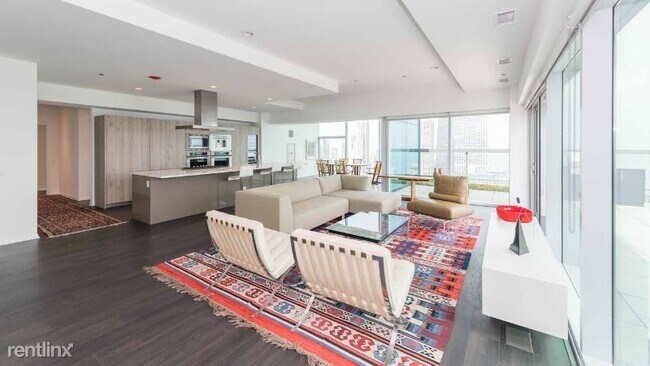 Building Photo - 3 br, 2 bath Condo - 230 E Illinois St