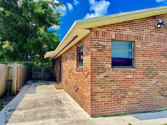 Foto del edificio - 6137 Pierce St