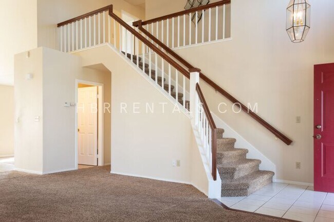 Foto del edificio - Charming 3-Bedroom Retreat with Cozy Fireplace in Tracy – Spacious Home with 2.5 Baths!