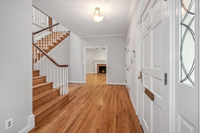 Foto del edificio - 3525 Williamsburg Ln NW