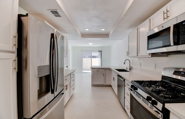 Foto del edificio - Beautifully renovated two-story home tucked inside a quiet, tree-lined community in the heart of ...