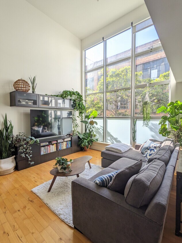 Stylish loft living with amenities - 701 Minna St
