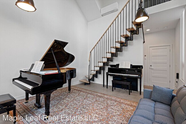 Building Photo - 2 br, 2.5 bath House - 1009 W Howe Street