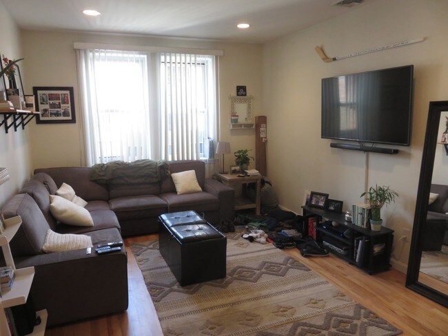 Building Photo - 464 Hanover St