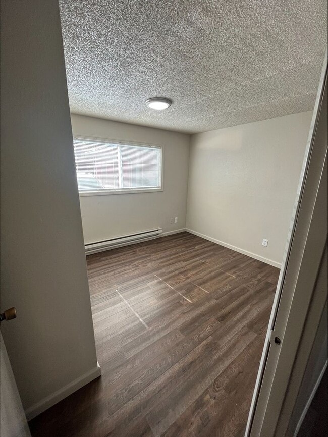 Building Photo - Move in apartment in quiet complex