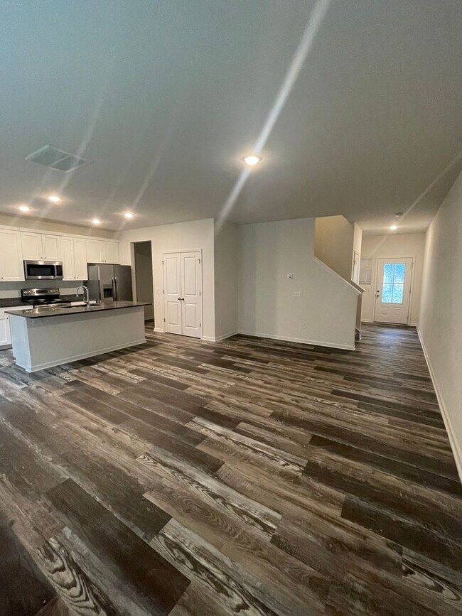 Building Photo - Welcome to this stunning 3-bedroom, 2.5-ba...