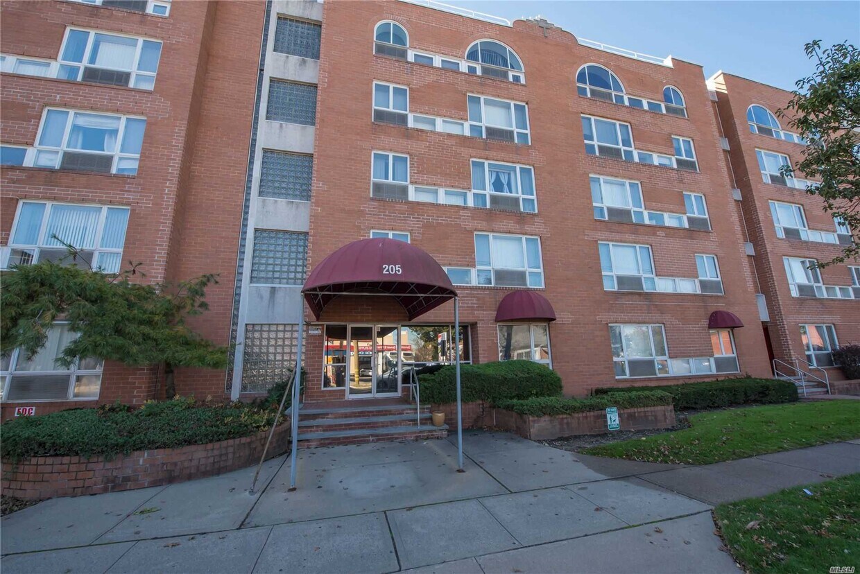 Primary Photo - 205 Mineola Blvd