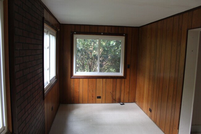 Building Photo - NORTH BRANCH SCHOOLS  2 Bedroom Log Cabin ...