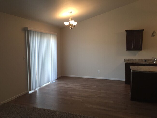 Building Photo - 3 Bed 3 Bath Twin Home