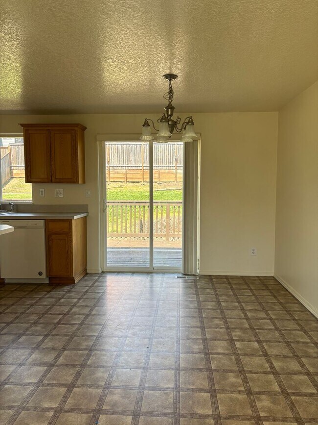 Foto del edificio - $500.00  OFF  1ST  FULL  MONTH'S  RENT   F...