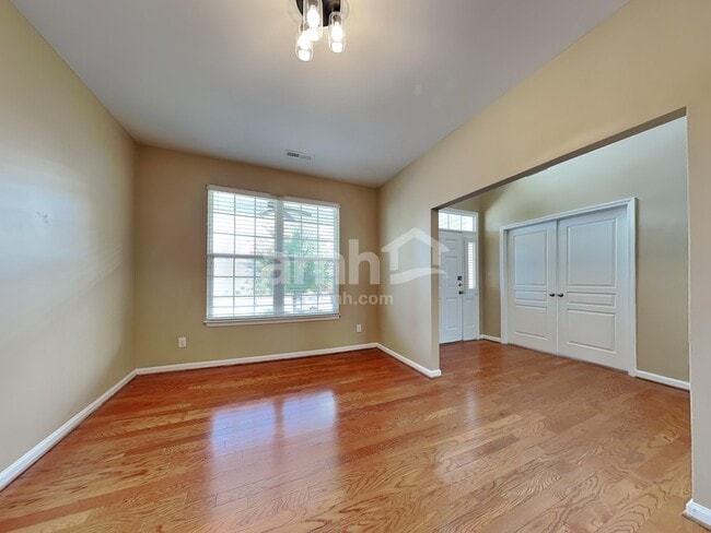 Foto del edificio - 1404 Manley Ct