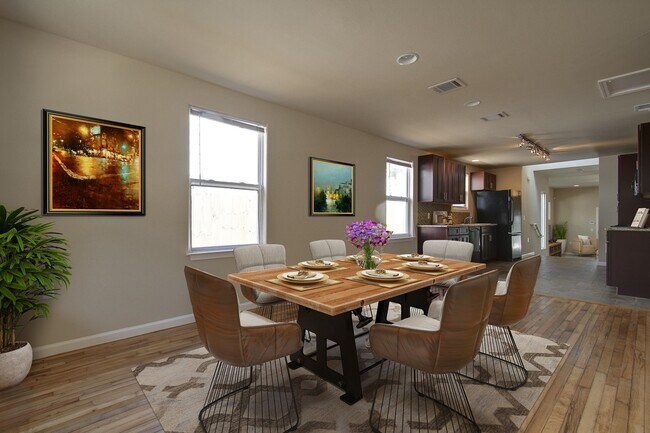 Foto del edificio - UT PRE LEASE: 2009 Remodeled 6 Bed / 3 Bat...