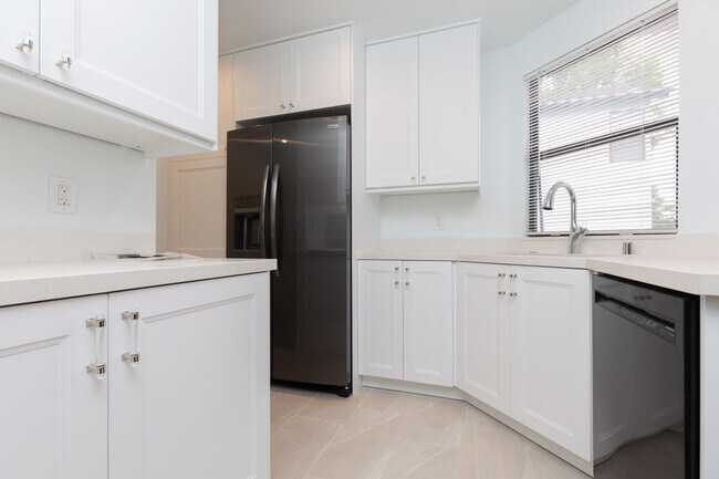 Building Photo - 2 bed, 2 bath Townhome – LA JOLLA/UTC