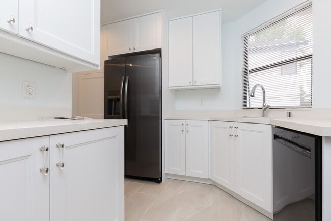 Building Photo - 2 Bedroom Condo in the Villa La Jolla Community