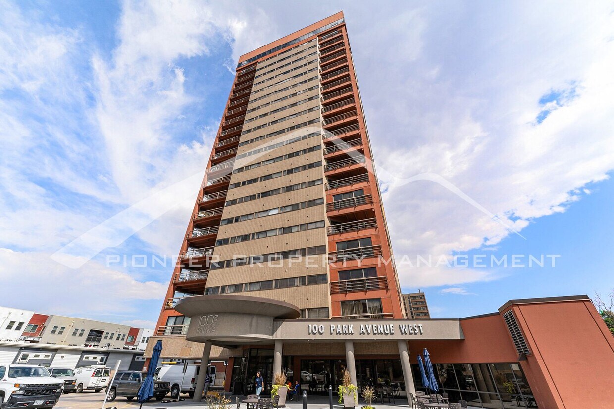 Primary Photo - Spacouis Condo with Washer/Dryer and Centr...
