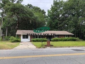 Building Photo - 303 Edgewater Rd
