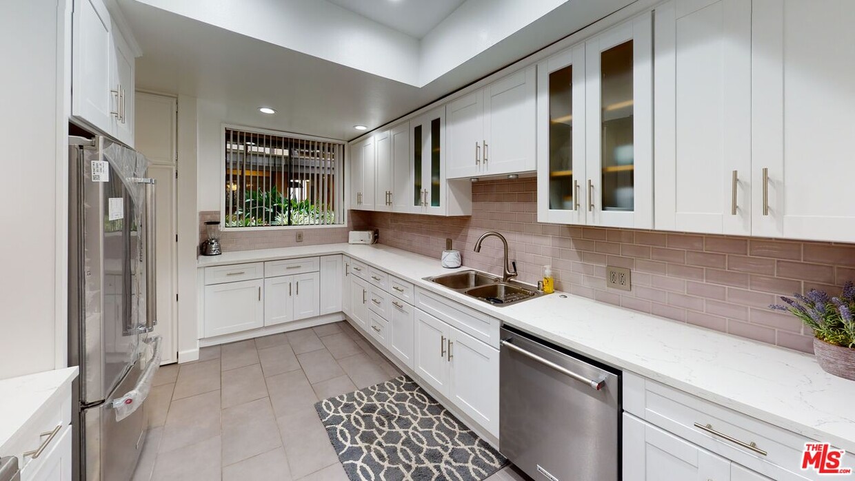 Foto principal - 3480 Barham Blvd