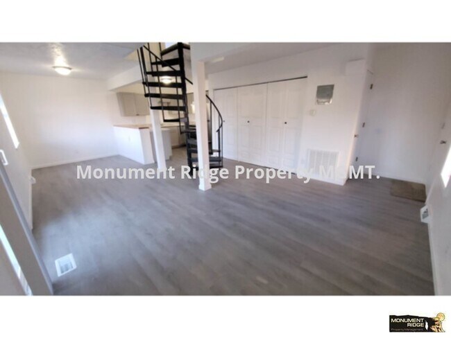 Building Photo - Beautifully Remodeled! Townhouse Style Apa...
