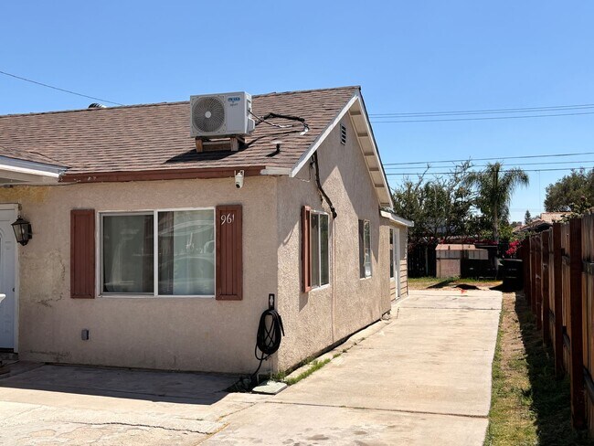 Foto del edificio - 961 N Western Ave
