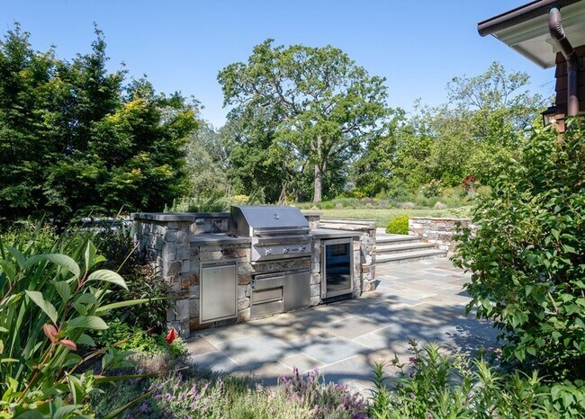 Building Photo - Dream Rental in Central Woodside
