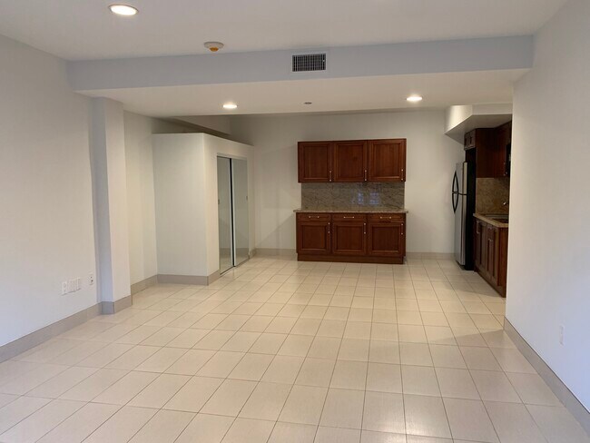 Foto del edificio - 11911 Mayfield Ave