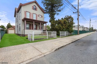 Building Photo - 100 Linden St