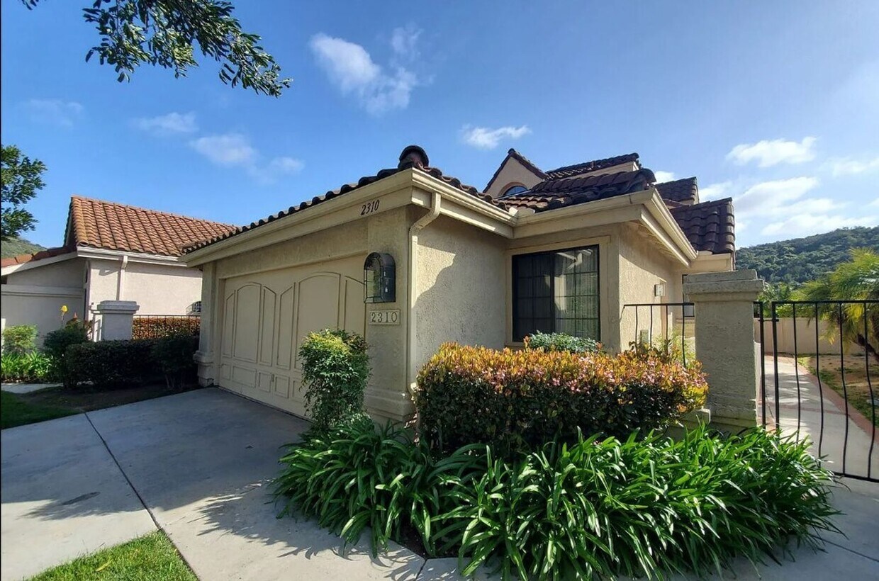 Primary Photo - Beautiful 3 Bed 2.5 Bath In Vista