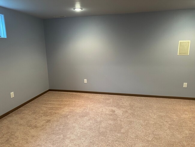 Building Photo - 3390 Canyon Dr