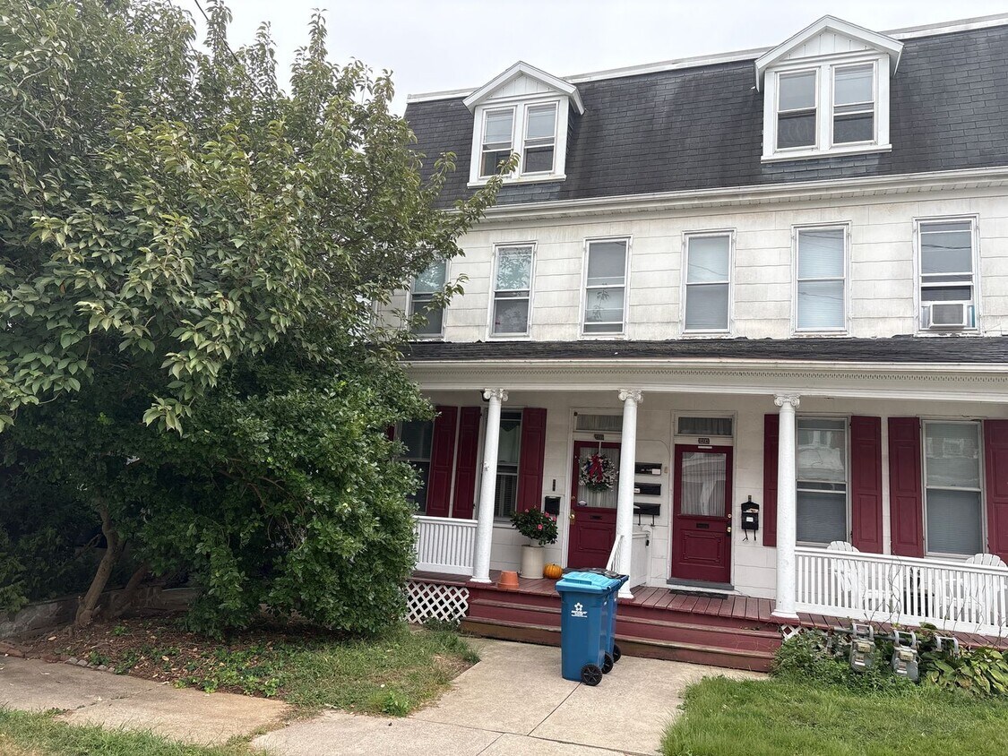 Primary Photo - 3rd Floor Spacious 1 Bedroom, Fire Escape ...