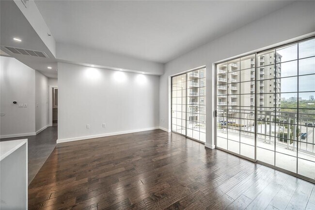 Building Photo - 3225 Turtle Creek Blvd