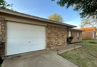 Building Photo - 2714 Tampico Dr