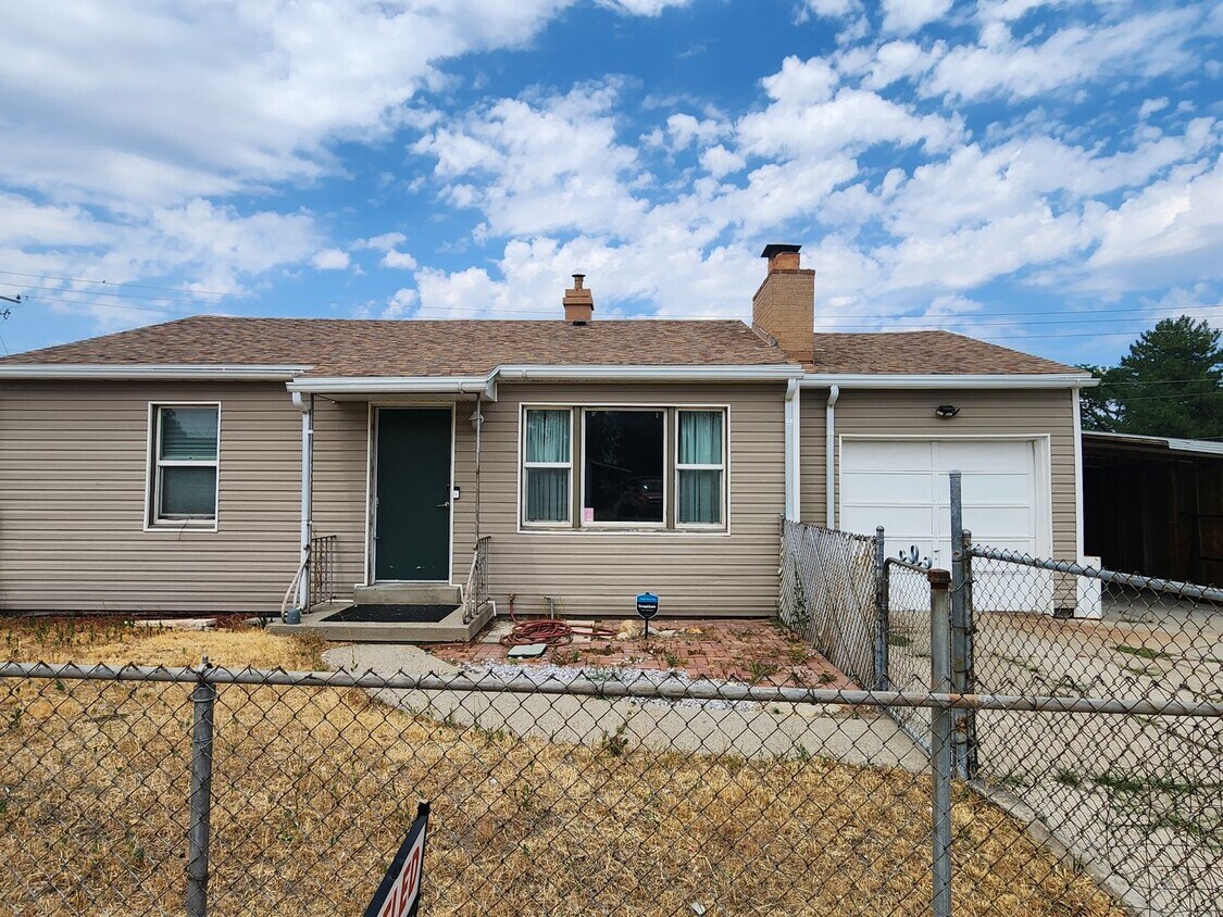 Foto principal - Darling remodeled 2 bdrm house w/ fenced y...