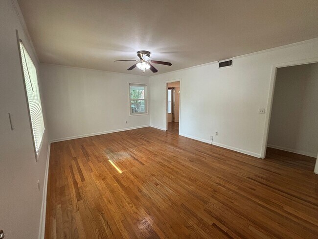 Building Photo - Beautiful 3 Bedroom, 2 Bath Home in a Quie...