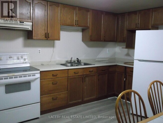 Building Photo - 137 Main St W