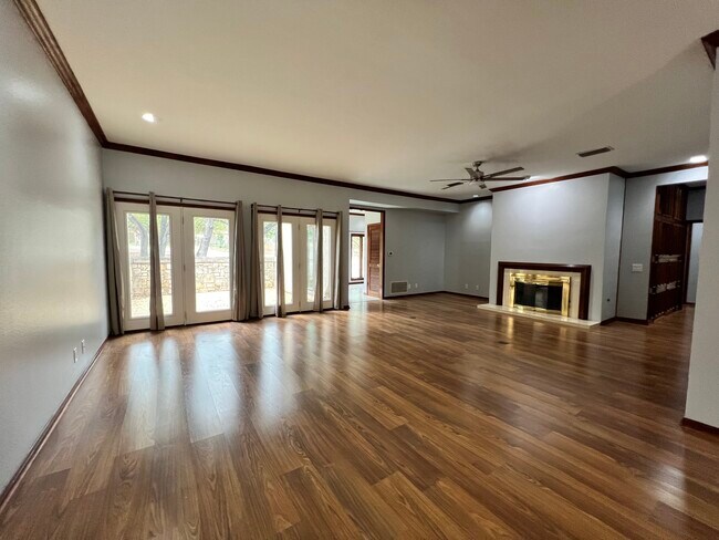Chimenea del comedor - 8000 Donore Pl