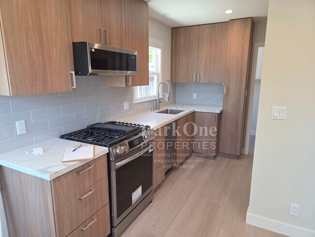 Building Photo - Super Cute and Updated Cottage near Downtown