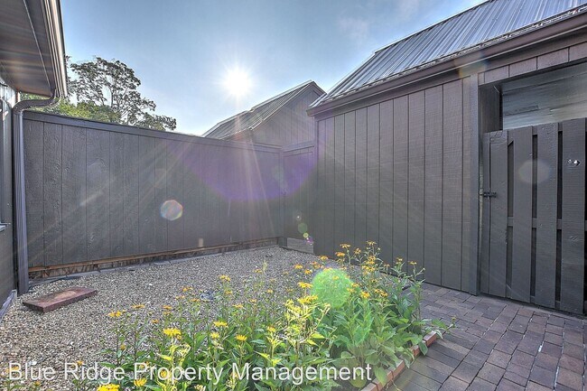 Building Photo - 2 br, 2.5 bath House - 412 Unit C Manor Drive