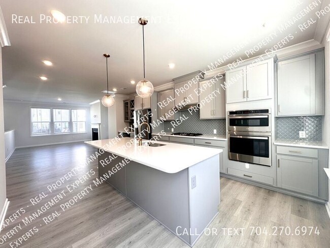 Building Photo - Stunning New Construction Townhouse in Cha...