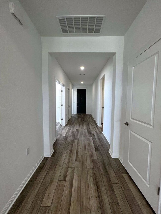 Building Photo - 106 Middle Crk Rd