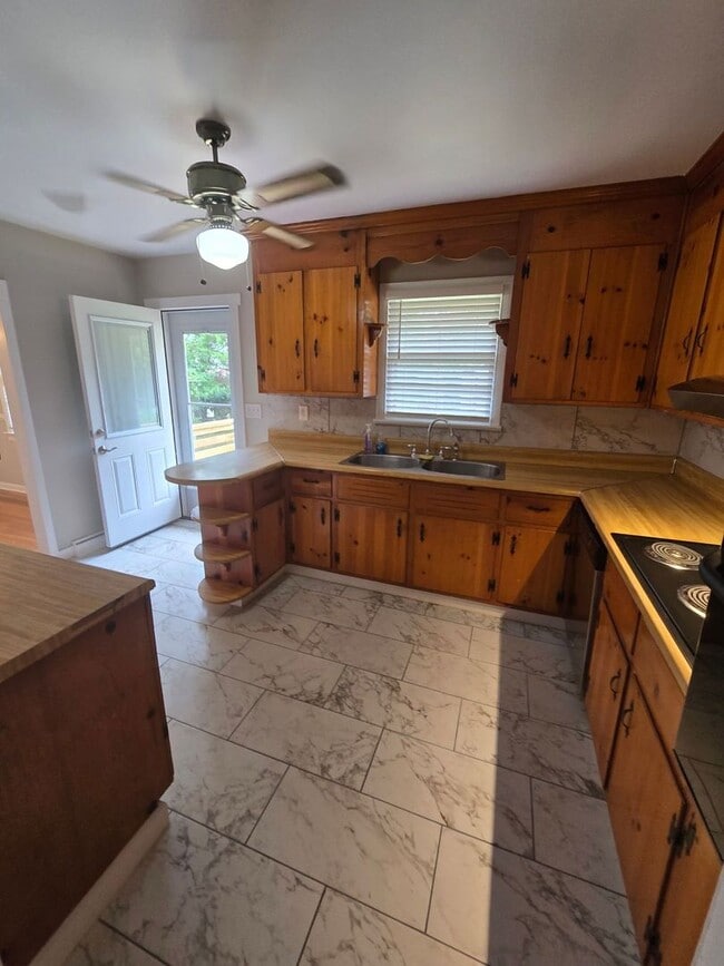 Building Photo - NEWLY REMODELED HOUSE IN COLONIAL HEIGHTS