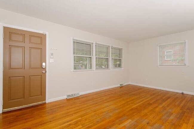 Building Photo - Available June 10! Sweet ranch home in Nor...