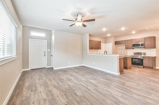 Building Photo - 9860 Grosbeak Ln
