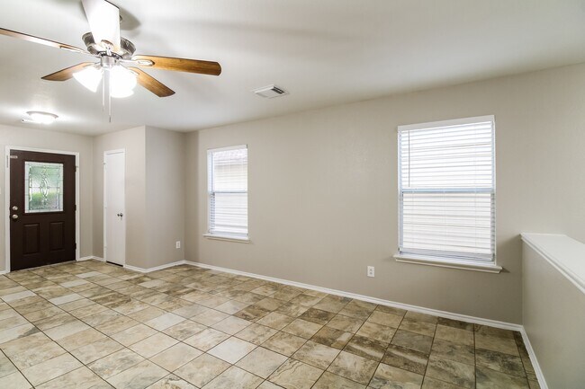 Foto del edificio - 439 Remington Park Ct