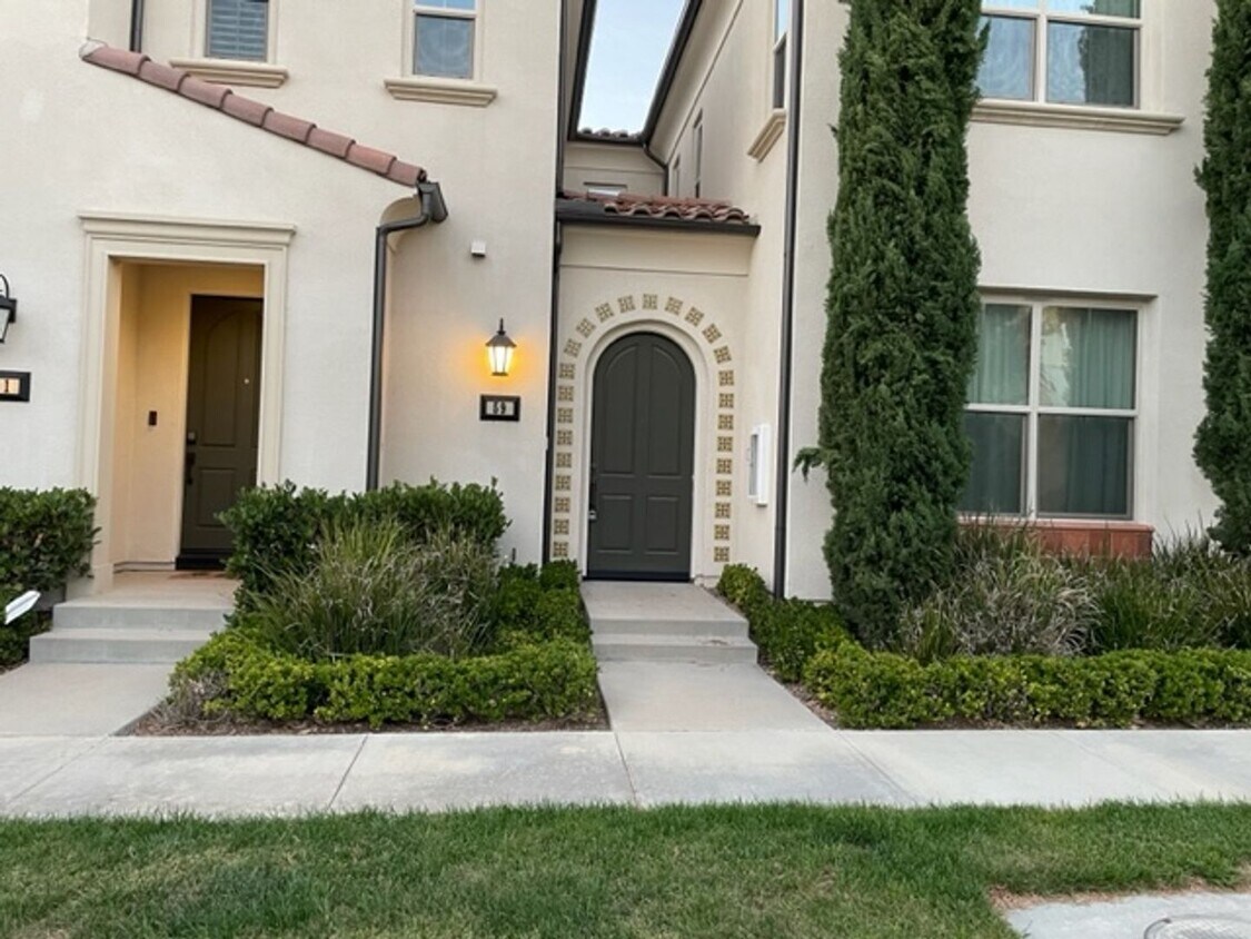 Foto principal - Three bedroom home in Irvine